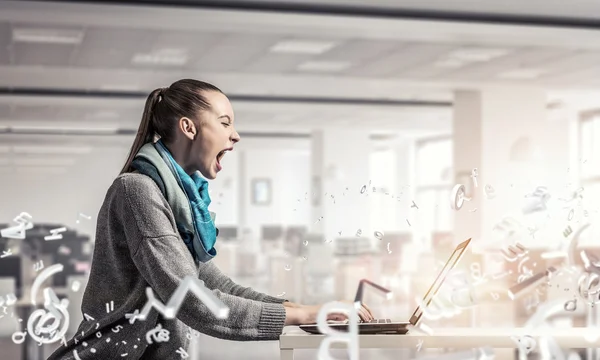 Ella está navegando por Internet — Foto de Stock