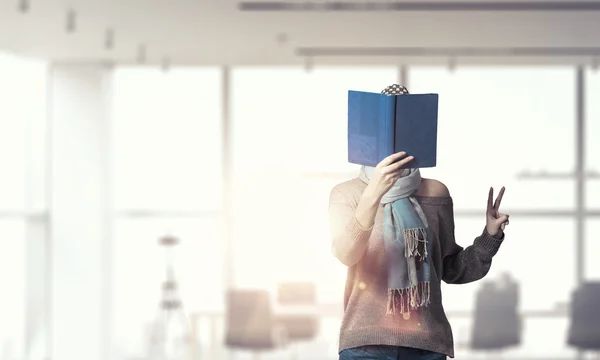 Estudiante chica con libro en las manos — Foto de Stock