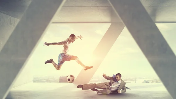 Jogar futebol no escritório — Fotografia de Stock
