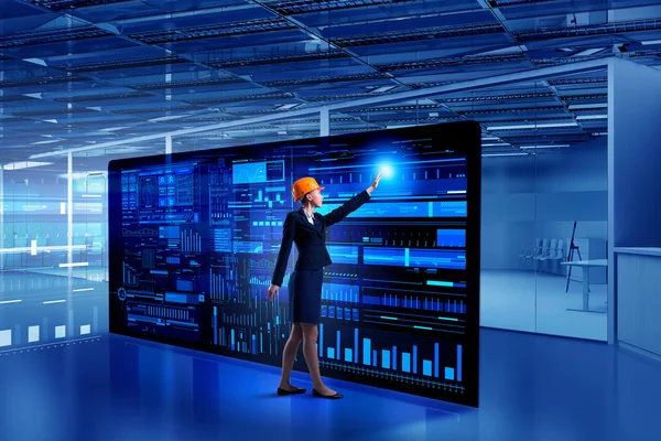 Ingenjör kvinna med hjälp av virtuella panel — Stockfoto