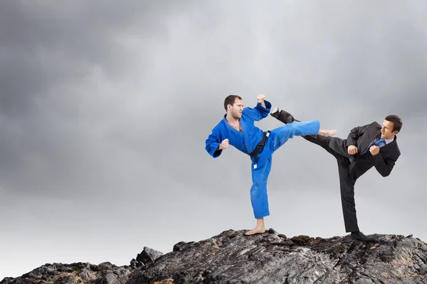 Slag bij twee tegenstanders — Stockfoto