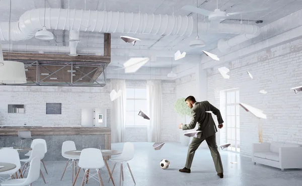 Jogar futebol no escritório — Fotografia de Stock
