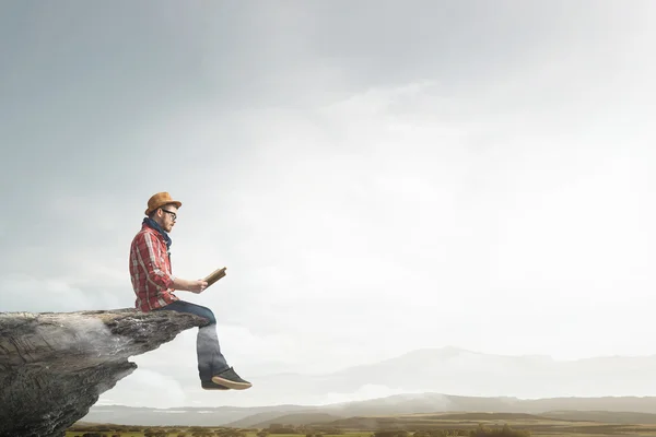 Hipster guy med bok i händerna — Stockfoto