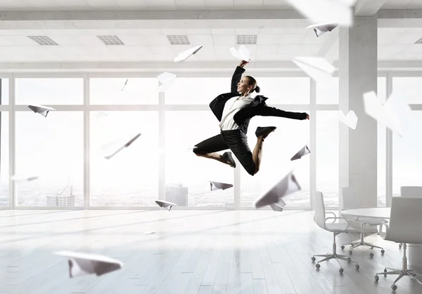 Танцующая деловая женщина в офисе — стоковое фото