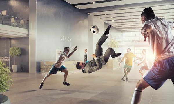 Jogando bola no escritório — Fotografia de Stock