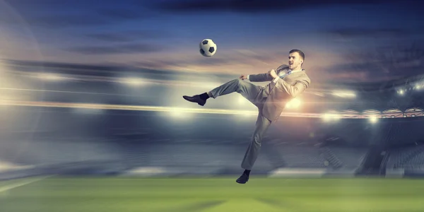 Empresário chutando bola — Fotografia de Stock