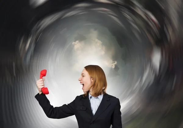 Frau schreit in rotem Hörer — Stockfoto