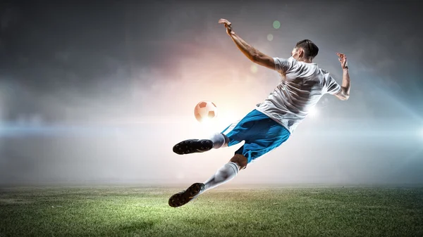 Fotbalový hráč udeří míč — Stock fotografie