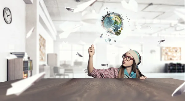 Hipster fille à la recherche de sous la table — Photo