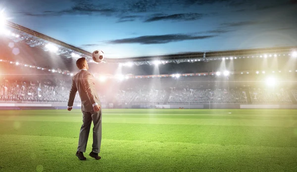 Empresario pateando pelota — Foto de Stock