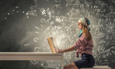 Öğrenci kız kitap okumak