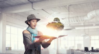 Öğrenci kız elinde kitapla