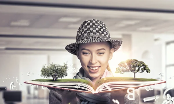 Estudiante chica con libro en las manos — Foto de Stock