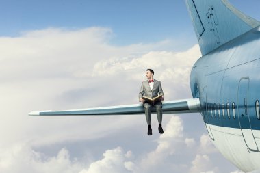 Uçan uçak kanadında