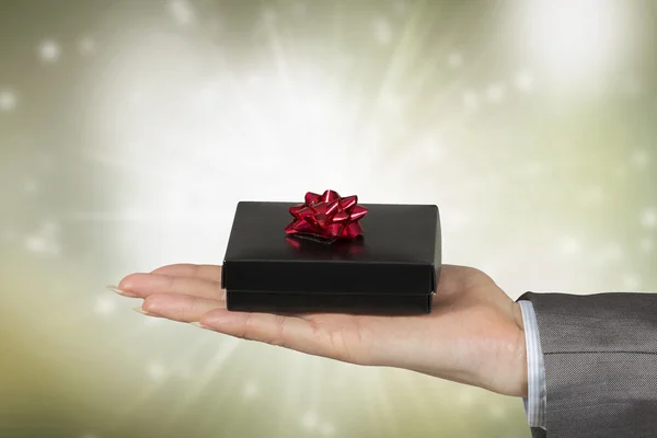 Woman presenting gift box — Stock Photo, Image