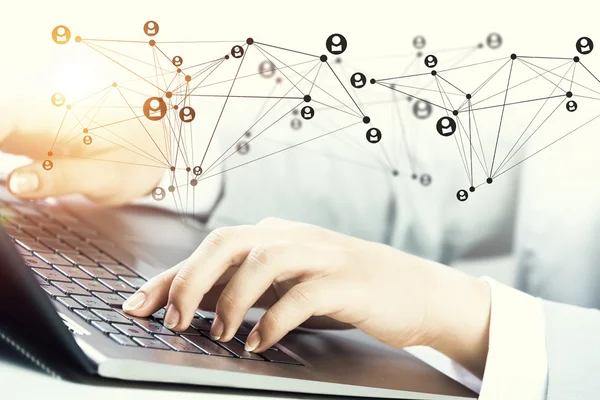 Mujer escribiendo en el teclado — Foto de Stock