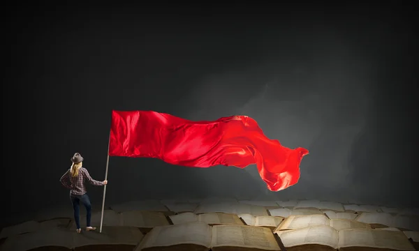 Estudiante chica ondeando bandera —  Fotos de Stock