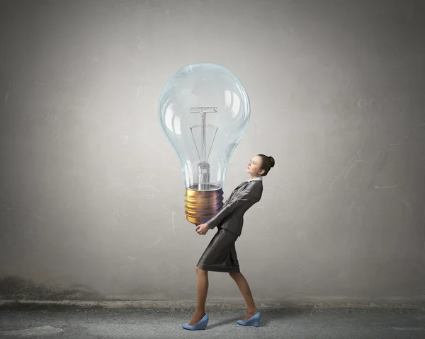 She is carrying her idea — Stock Photo, Image