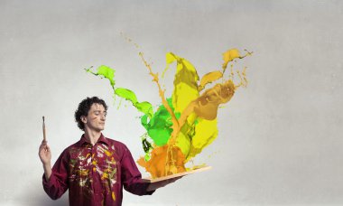 Adam sanatçı fırça ile boyama