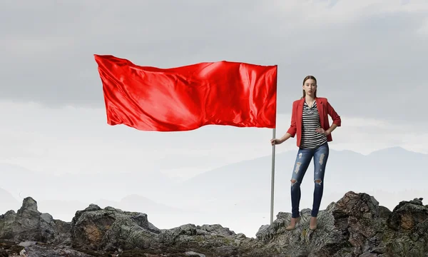 Jeune femme avec drapeau — Photo