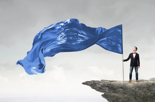 Homme avec drapeau ondulé — Photo