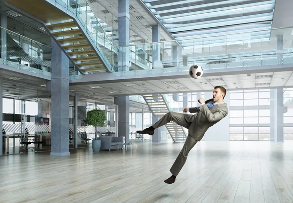 Jogando bola no escritório — Fotografia de Stock