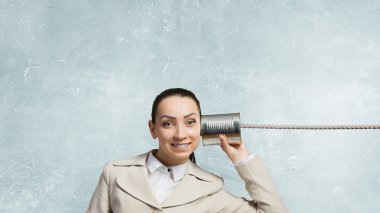 Sağır telefon kullanan kadın