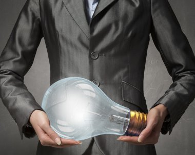 Kadın elinde elektrikli ampul