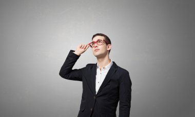 Düşünceli yakışıklı adam