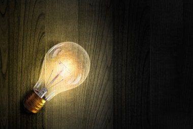 Ampul ahşap yüzey üzerinde