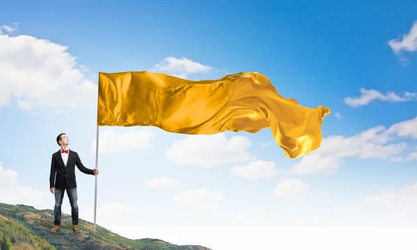 Homme avec drapeau ondulé — Photo