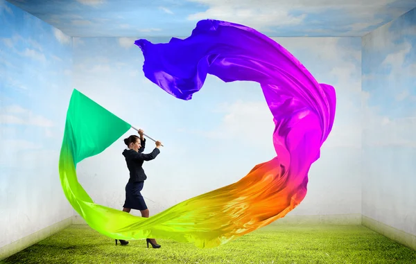 Kadın sallayarak renkli bayrak — Stok fotoğraf