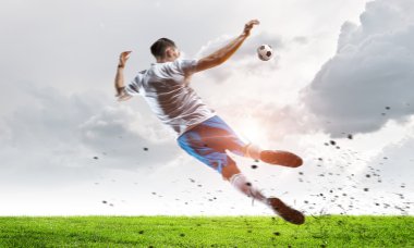 Futbol oyuncu isabet topu