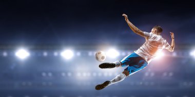 Futbol oyuncu isabet topu