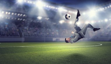 İşadamı tekme top