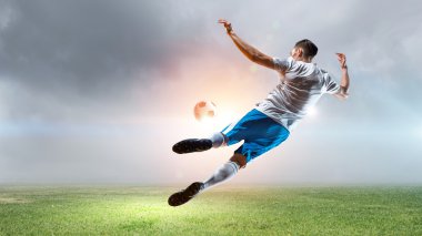 Futbol oyuncu isabet topu