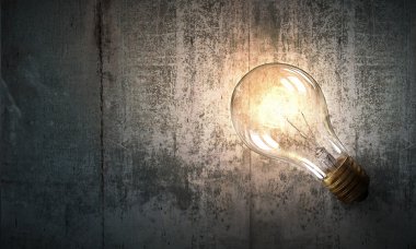 Ampul ahşap yüzey üzerinde