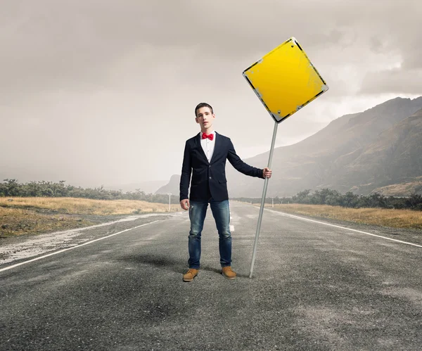 Ragazzo che mostra roadsign — Foto Stock