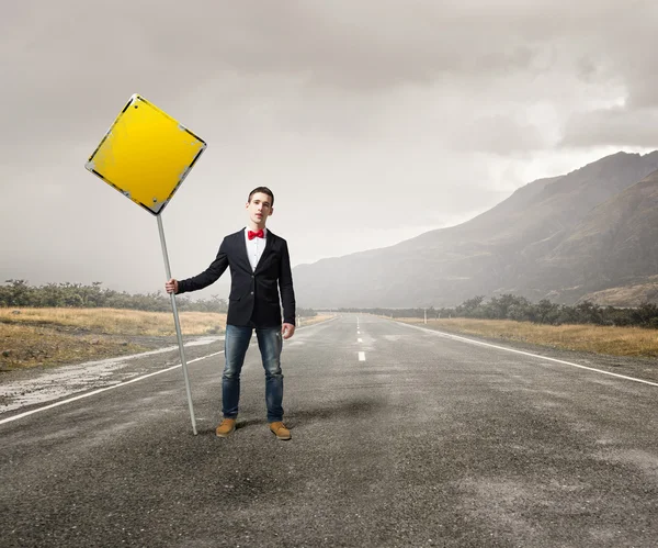 Ragazzo che mostra roadsign — Foto Stock