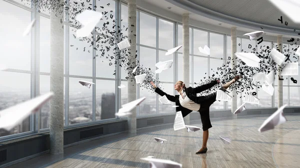 Dansen zakenvrouw in office. 3D render — Stockfoto