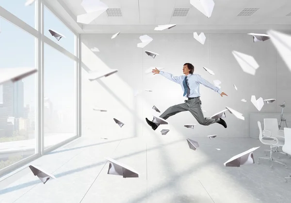 Un hombre de negocios bailando en el cargo. Renderizado 3D —  Fotos de Stock