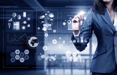 İş için modern teknolojiler kullanan kadın. Karışık teknik