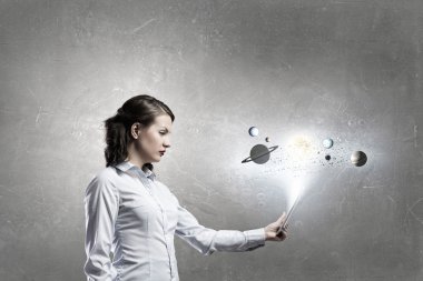 Kadın tablet aygıtını kullan. Karışık teknik