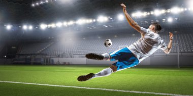 Futbol oyuncu isabet topu. Karışık teknik