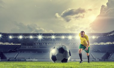 İleri futbolcu. Karışık teknik