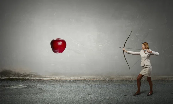 Mulher apontando seu objetivo. Meios mistos — Fotografia de Stock