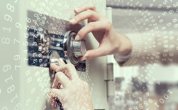 Frau öffnet Tresor. Gemischte Medien — Stockfoto