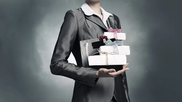 Affärskvinna tar emot eller presentera gåvor. Mixed media — Stockfoto