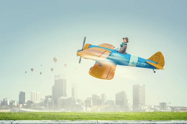 Létající dívka staré letadlo. Kombinovaná technika — Stock fotografie