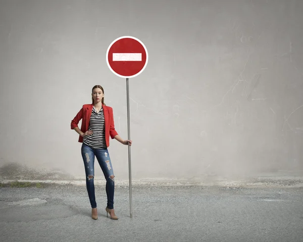 Hübsches Mädchen mit Straßenschild. Gemischte Medien — Stockfoto